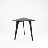 mesa-auxiliar-sostenible-azul-madera-originals-triangle-ekohunters-fuzl-mesas-ecologicas-muebles-ecologicos