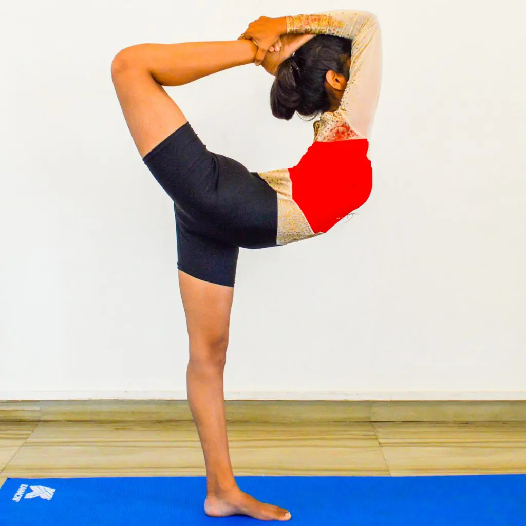 Side view of slim girl standing in plank pose... - Stock Photo [87983349] -  PIXTA