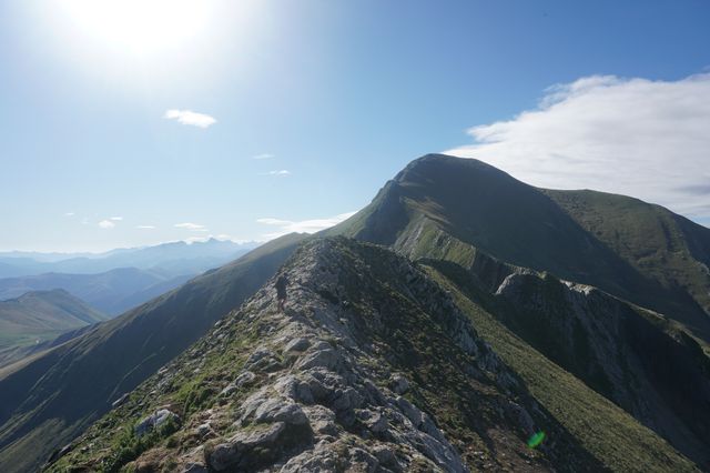 Crash starting up the lower knife edge, with the sharp edge in the background