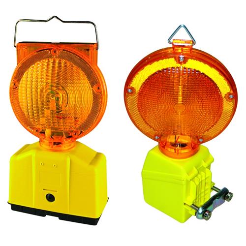 Boitier en polypropylène, coloris jaune, résistant aux chocs. ampoule led à déclenchement automatique du flash par cellule photoélectrique à partir d’une certaine obscurité. lampe équipée d’une bride avec écrous pour fixation sur poteau et munie d’un anneau de suspension. optique catadioptrique rotatif orange.