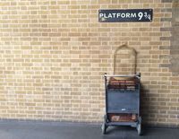 Où se trouve la voie 9 ¾ de Harry Potter dans la gare de King's Cross à Londres ?