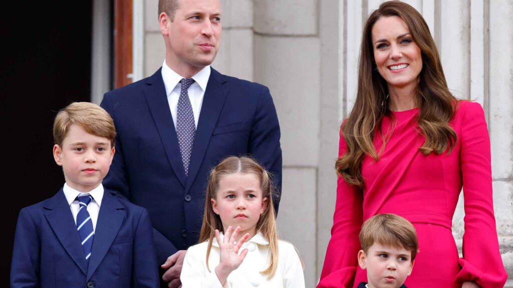 Prince George of Cambridge, Prince William, Duke of Cambridge, Princess Charlotte of Cambridge, Prince Louis of Cambridge and Catherine, Duchess of Cambridge stand on the balcony of Buckingham Palace