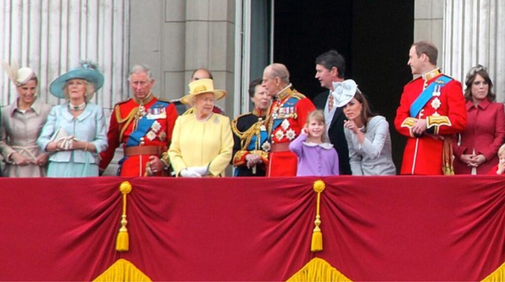 An image of The British Royal Family all stood on the balcony of Buckingham Palace.