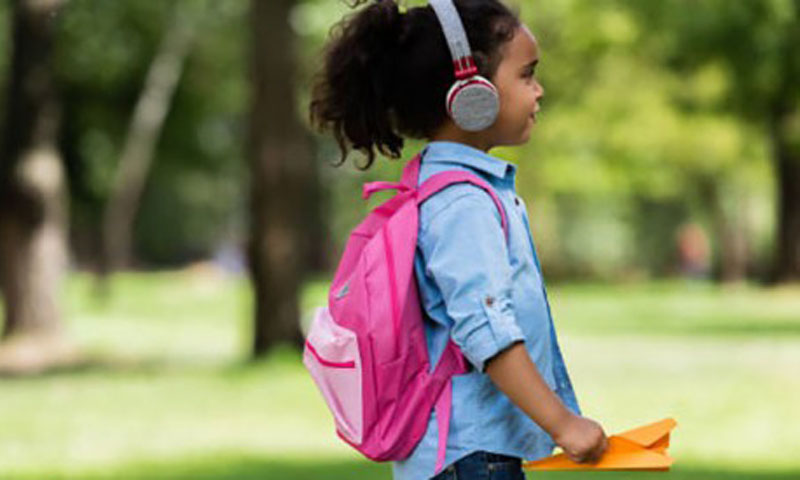 Casques, écouteurs : les oreilles des enfants sont-elles en danger ?