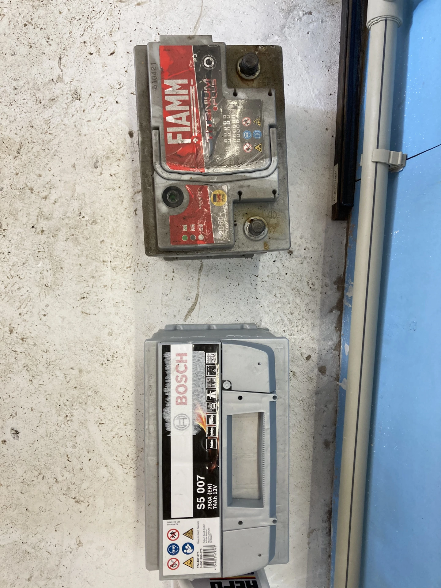 Сверху старый, хз какой, снизу новый Bosch 74Ач S5 0092S50070 (сделан октябрь 2021)