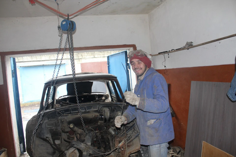 обратите внимание на вандальски согнутый масляный щуп.)))