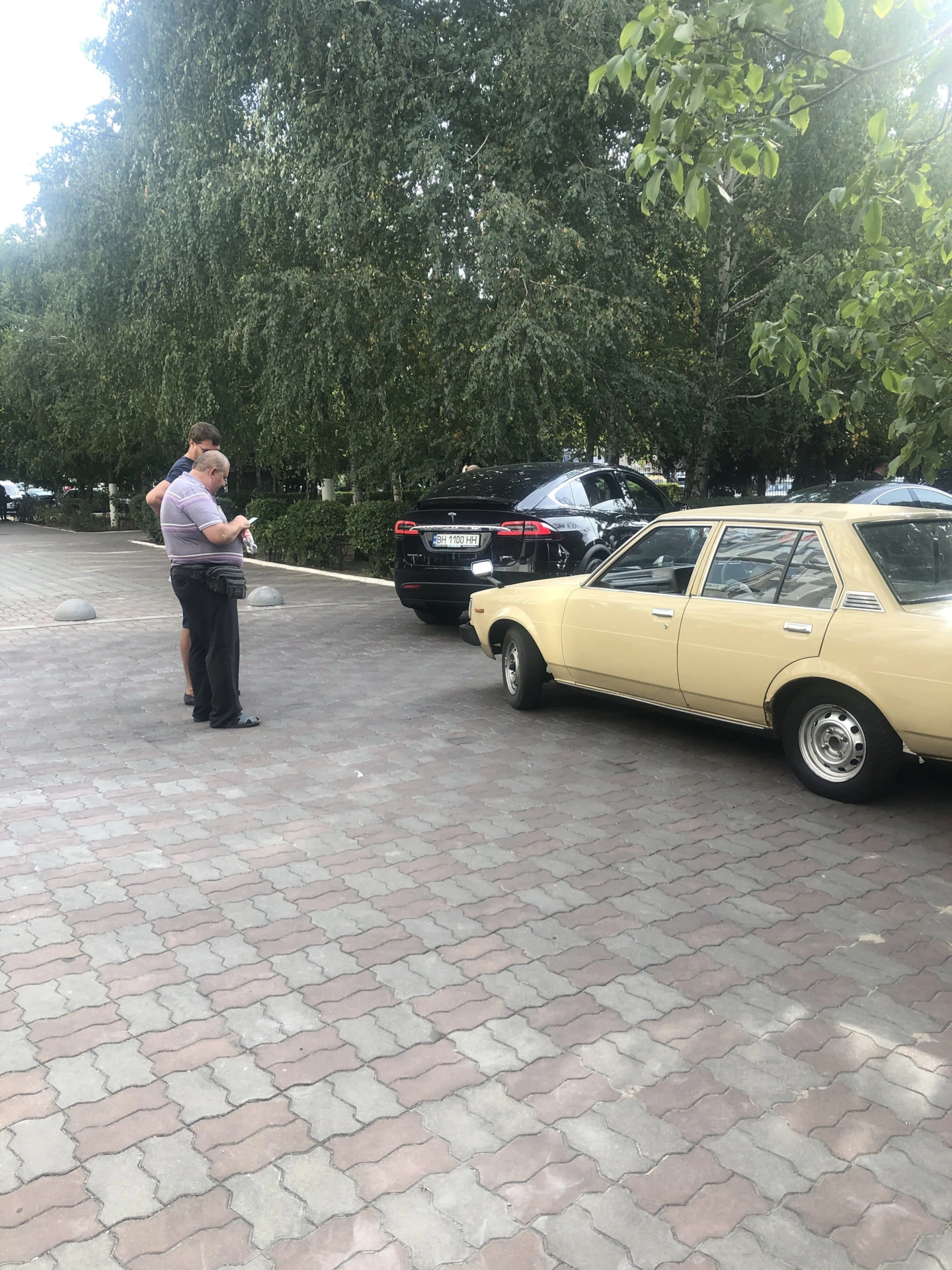 мужики смотрят и обсуждают у кого что было в 90е
