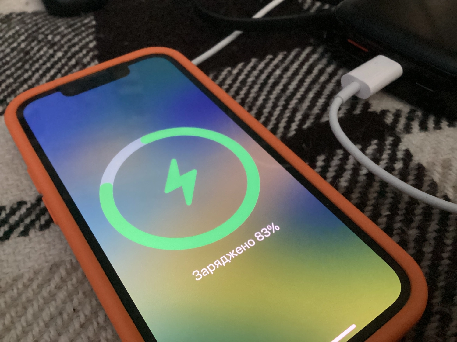 Кільце говорить що MagSafe працює на максимальній потужності, в іншому випадку буде звичайне текстове повідомлення як при приєднанні до кабеля через розʼєм.