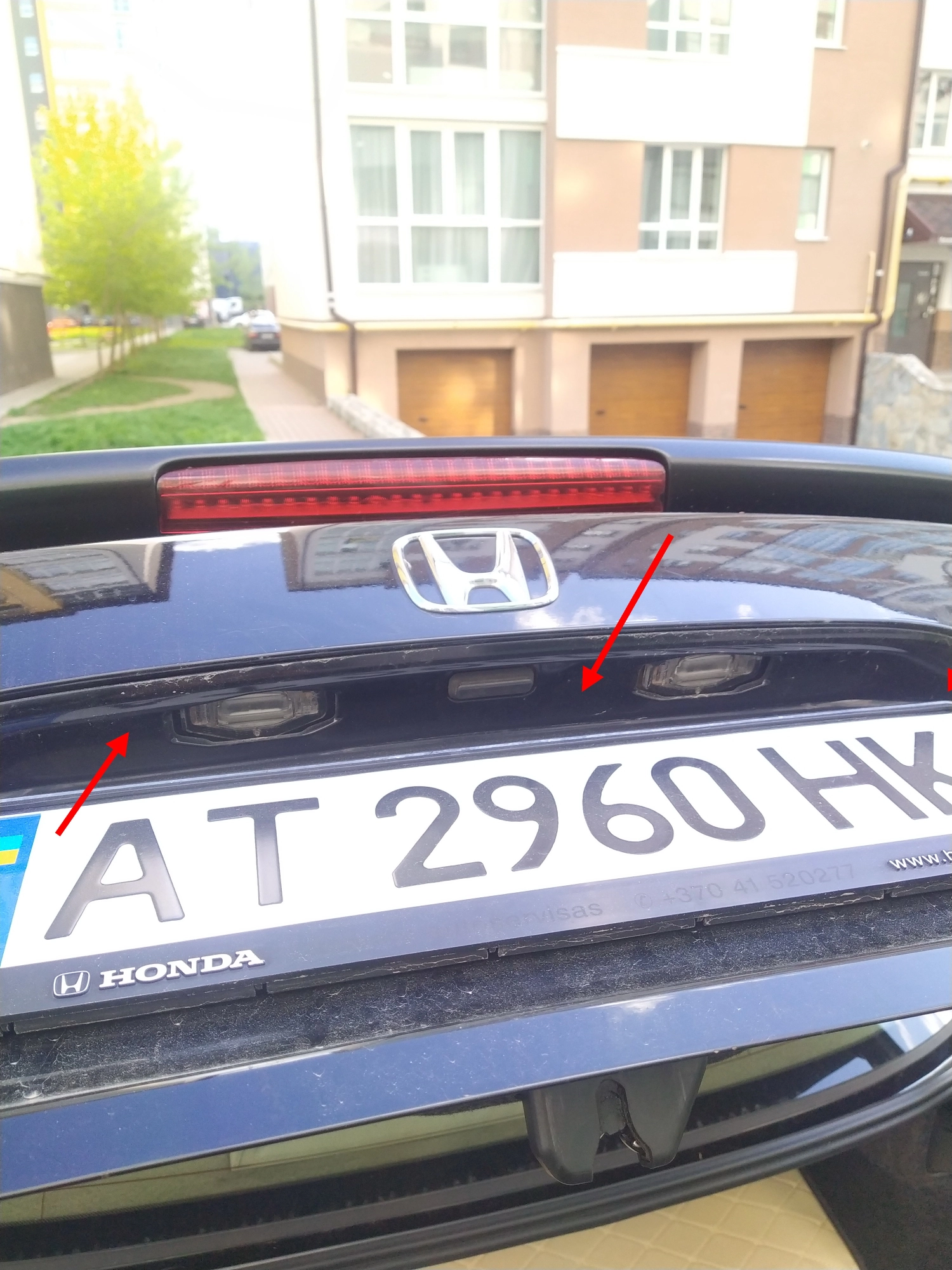 Початок. Знімаємо пластикову накладку.