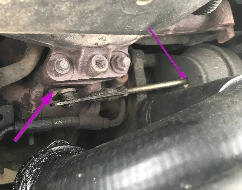 В итоге, в течении двух дней заливал в эти места ведешку (WD-40). Сначала просто рукой разрабатывал, потом, когда начал немного двигаться отверткой как рычаг. И сейчас полет отличный.