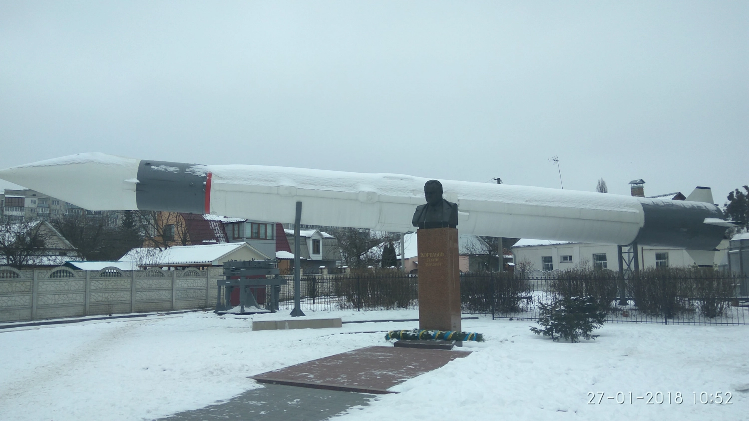 Бюст Королеву и ракета Р-5