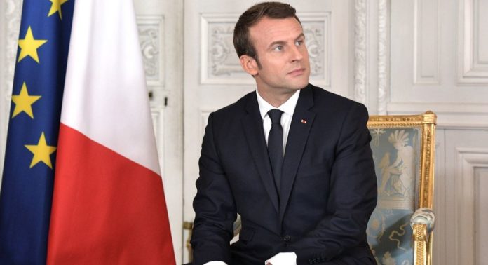 Vladimir_Putin_and_Emmanuel_Macron_(2017-05-29)_06