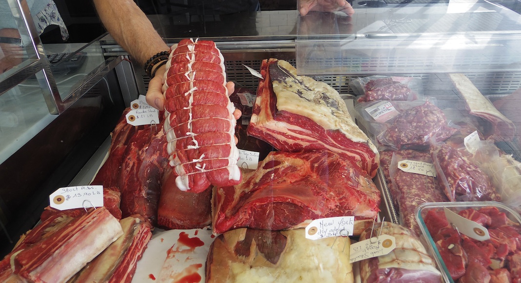 Dans les étals de Le French Butcher, on trouve du filet mignon, de l'épaule d'agneau, de l'entrecôte, des côtes de porc, mais aussi du prosciutto di parma d'Italie. 