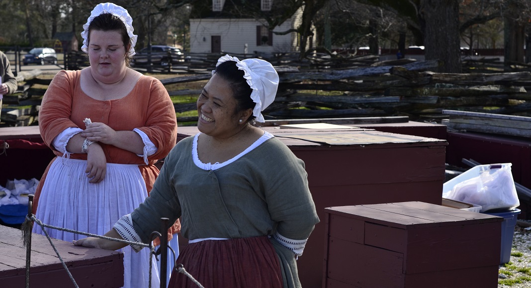 des femmes en tenue historique sur Merchants Square. 