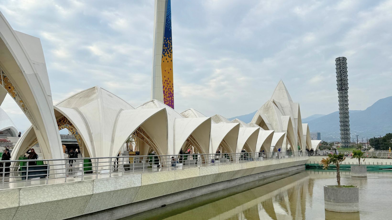 Masjid Al-Jabbar, Bandung (2).jpg