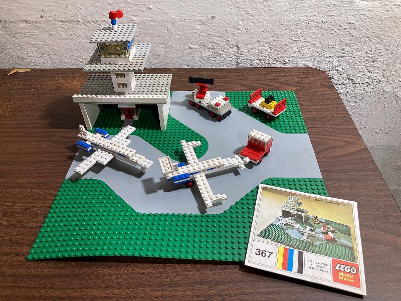 Mini-Airport and Vehicles #367 LEGO Samsonite