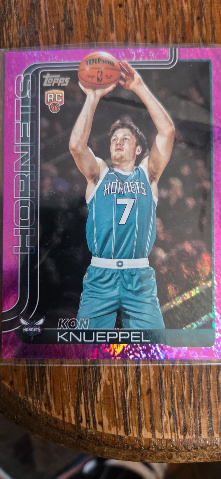 2025 Topps Kon Knueppel [Holo Pink Foil] #204 card