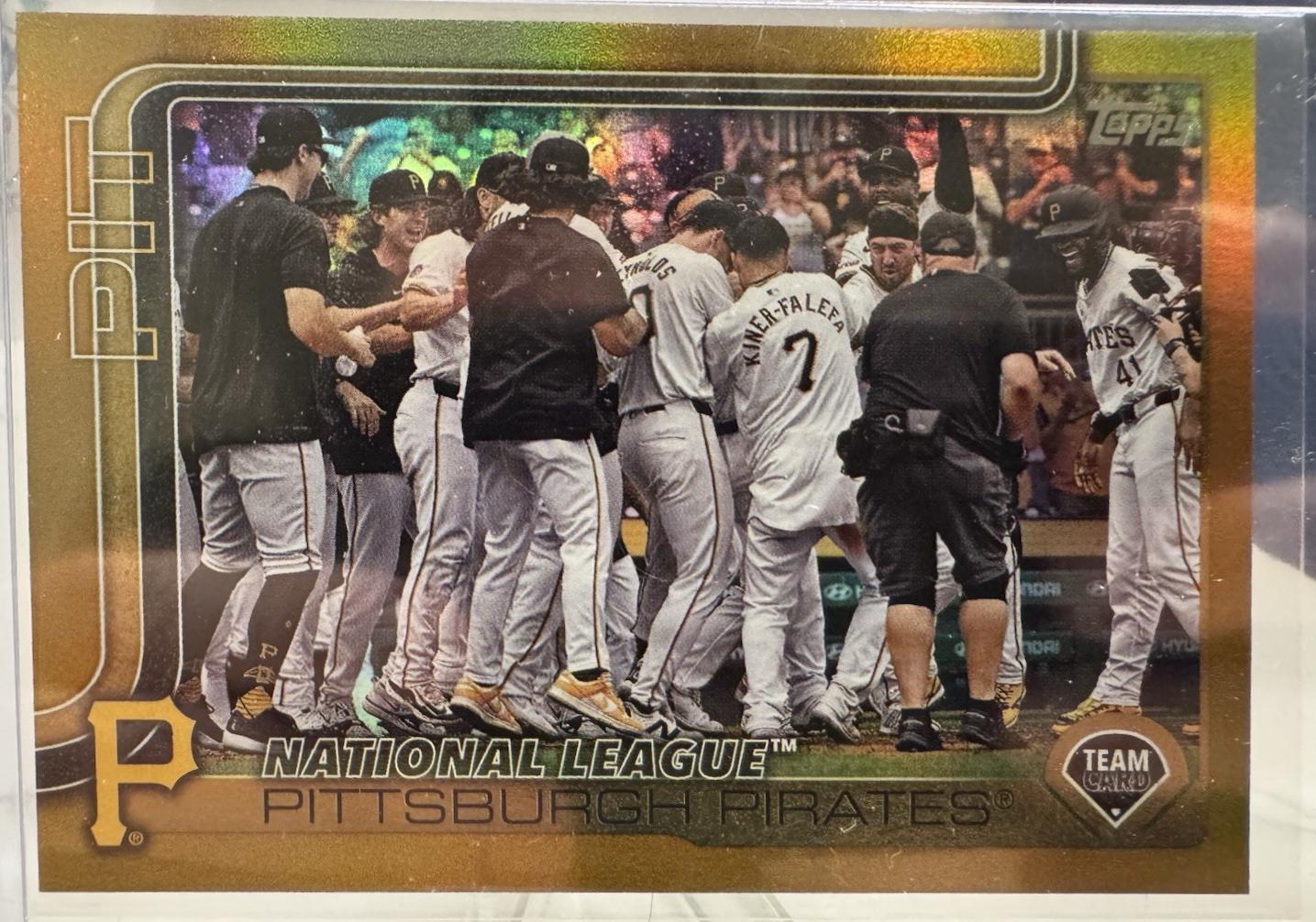 Pittsburgh Pirates [Gold Holo Foil] #677