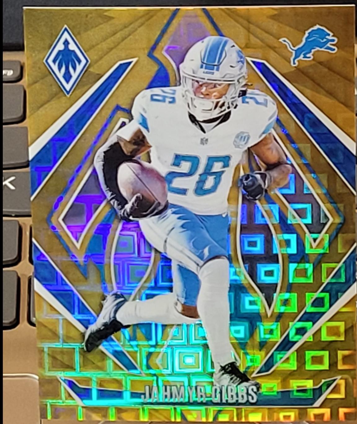 ㉟新品・保証書付 Tony　「お宝GETだニャン♪」シャオメイ アールビバン Jahmyr Gibbs [Gold Pandora] #69 Prices | 2024 Panini Phoenix