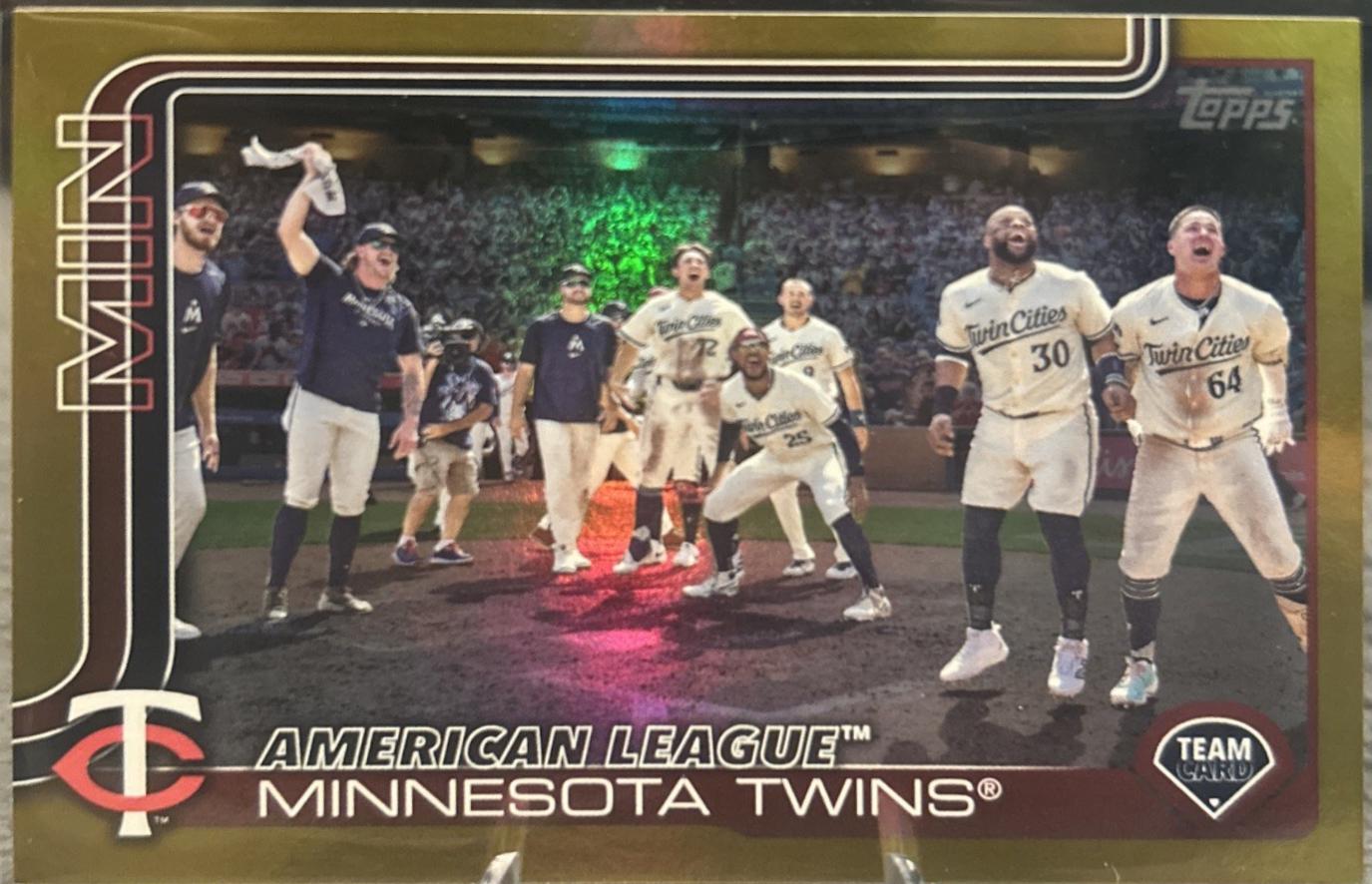 Minnesota Twins [Gold Holo Foil] #688