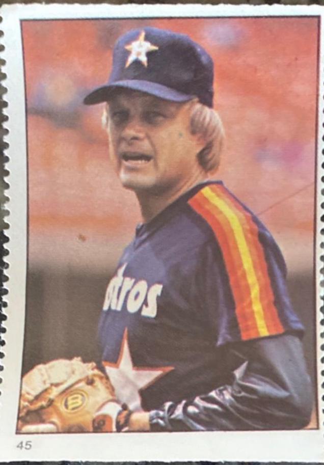 Joe Niekro #45 Baseball Cards 1982 Fleer Stamps