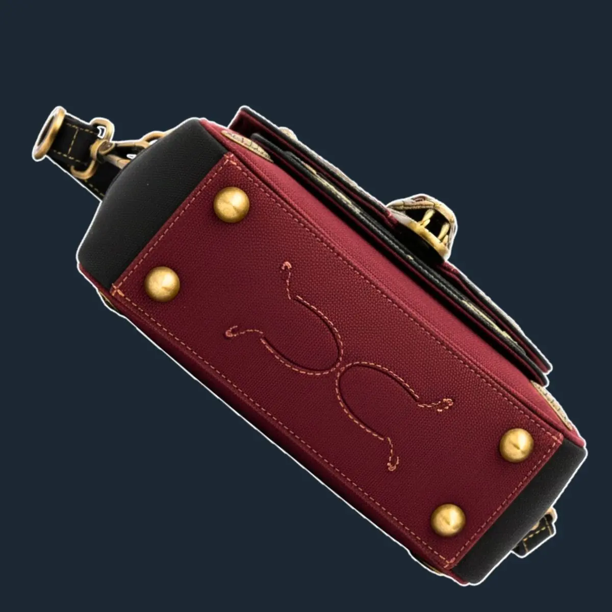 Bagian bawah tas Basilisk's Embrace dilengkapi dengan kaki logam emas untuk perlindungan.