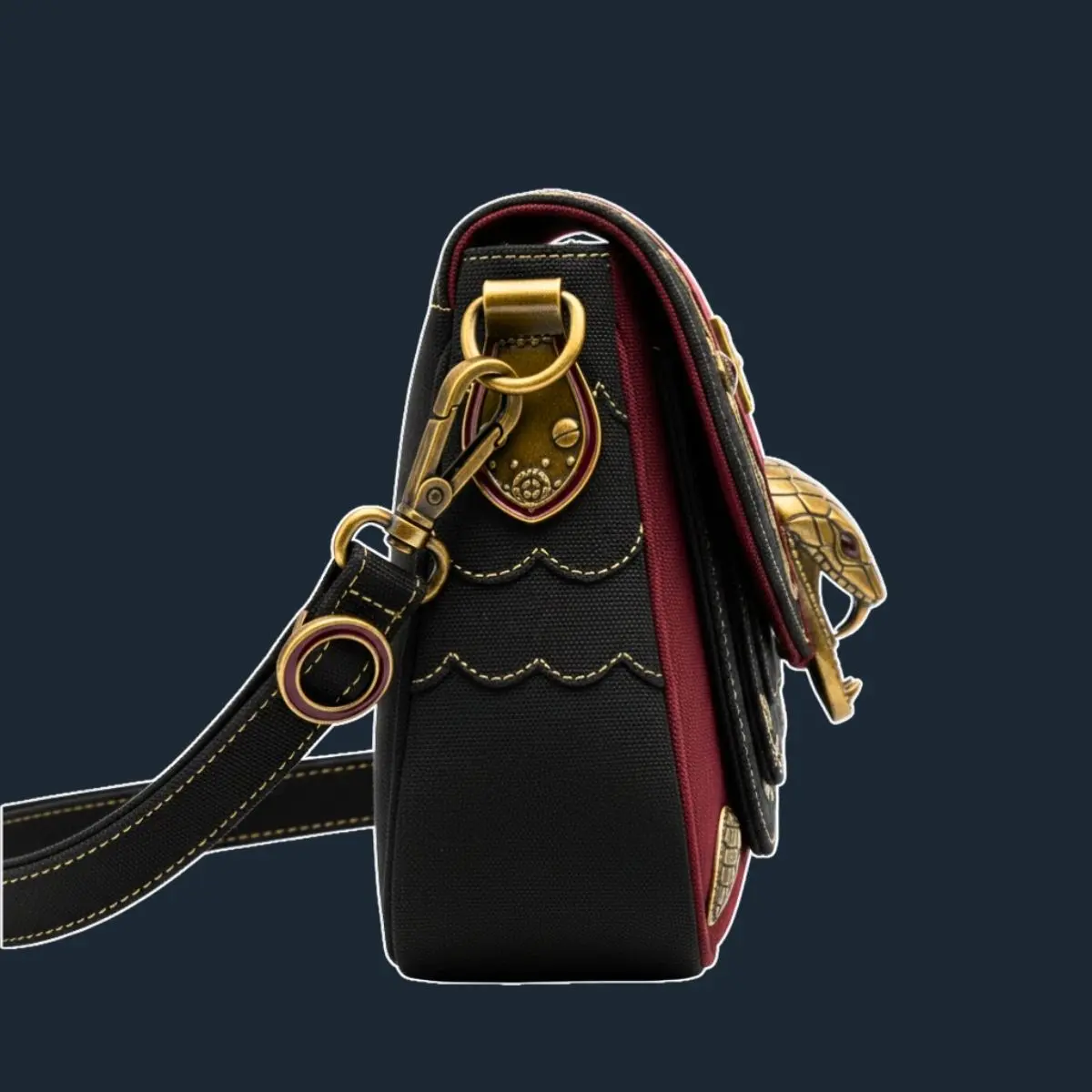 Tampilan samping tas kanvas Basilisk's Embrace menunjukkan ketebalan dan detail tali selempang.