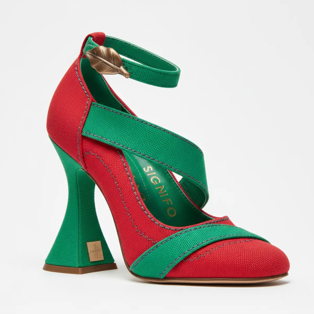 Kado Natal yang dibungkus rapi dengan aksen pita merah di bawah pohon