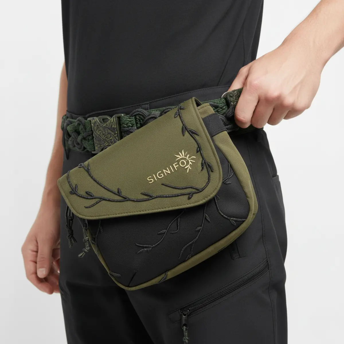 Tas pinggang praktis warna moss green untuk aktivitas mobile