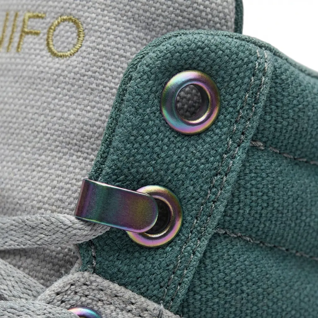 Close-up tekstur bahan sepatu kanvas yang kokoh dan detail jahitan rapi