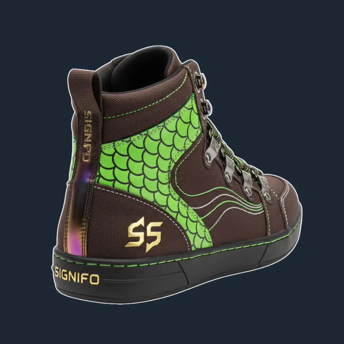 Sneaker cokelat-hijau dengan motif sisik dan logo SIGNIFO emas di tumit