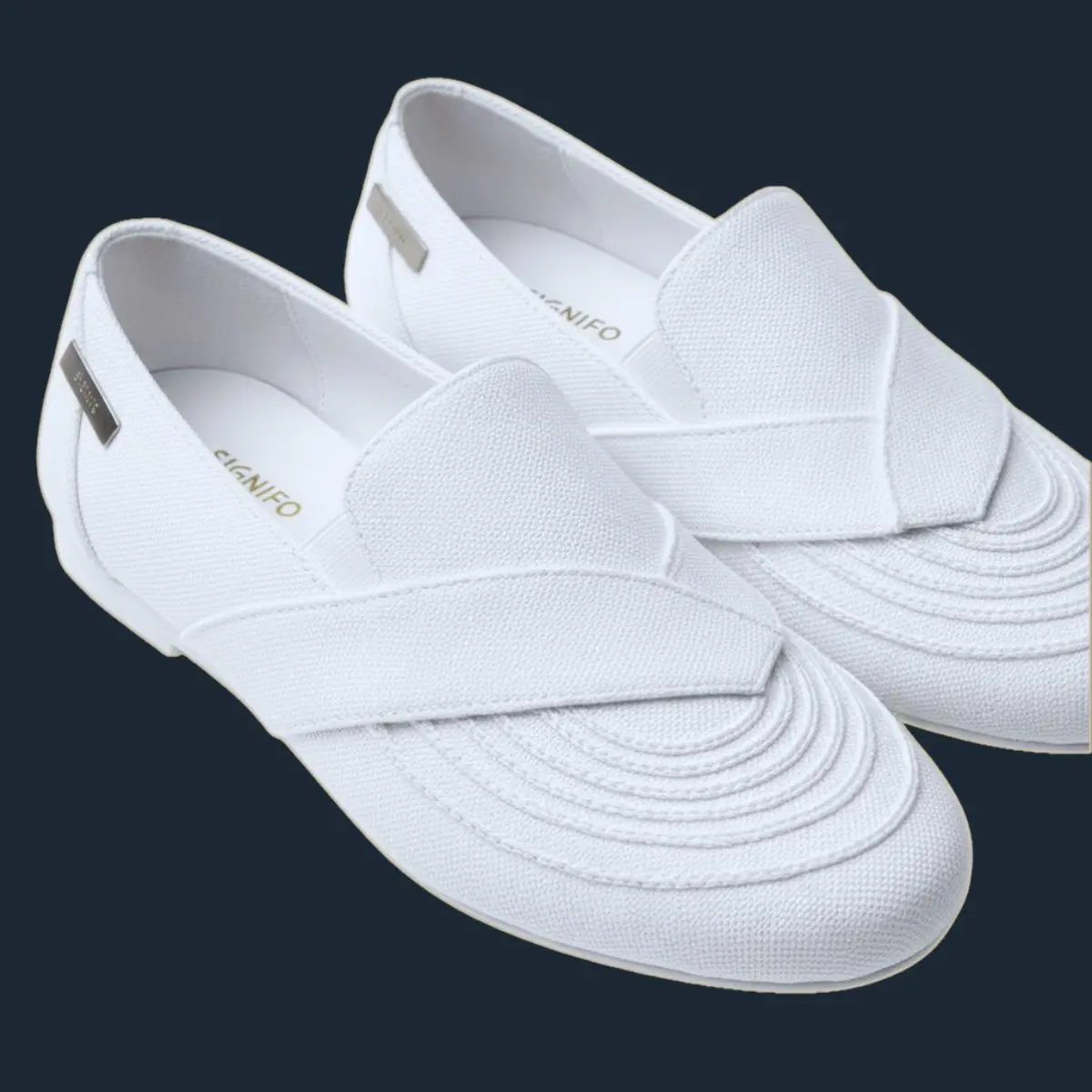 Sepasang loafer putih Signifo dengan detail jahitan melingkar.
