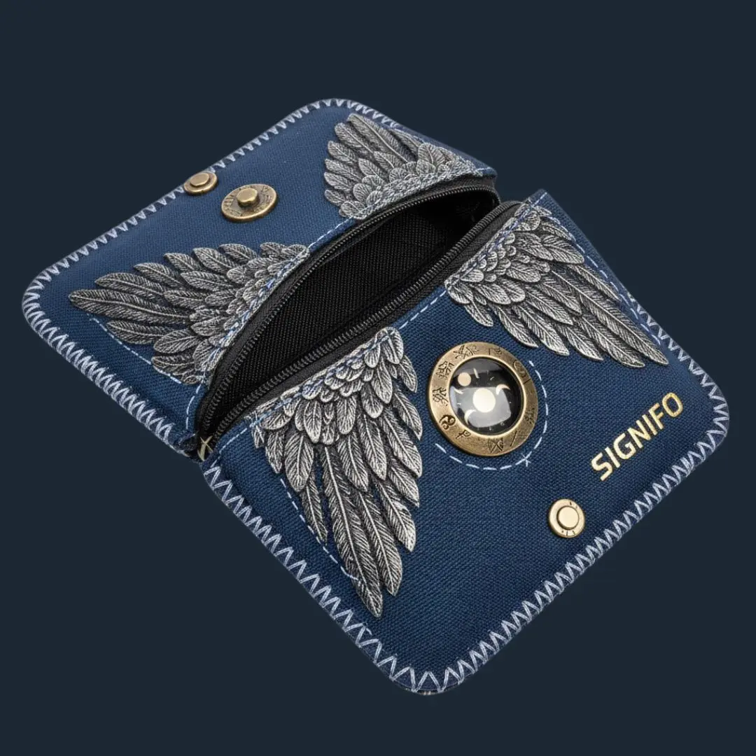 Dompet Blauer Schatten des Phönix navy dengan hiasan sayap logam.