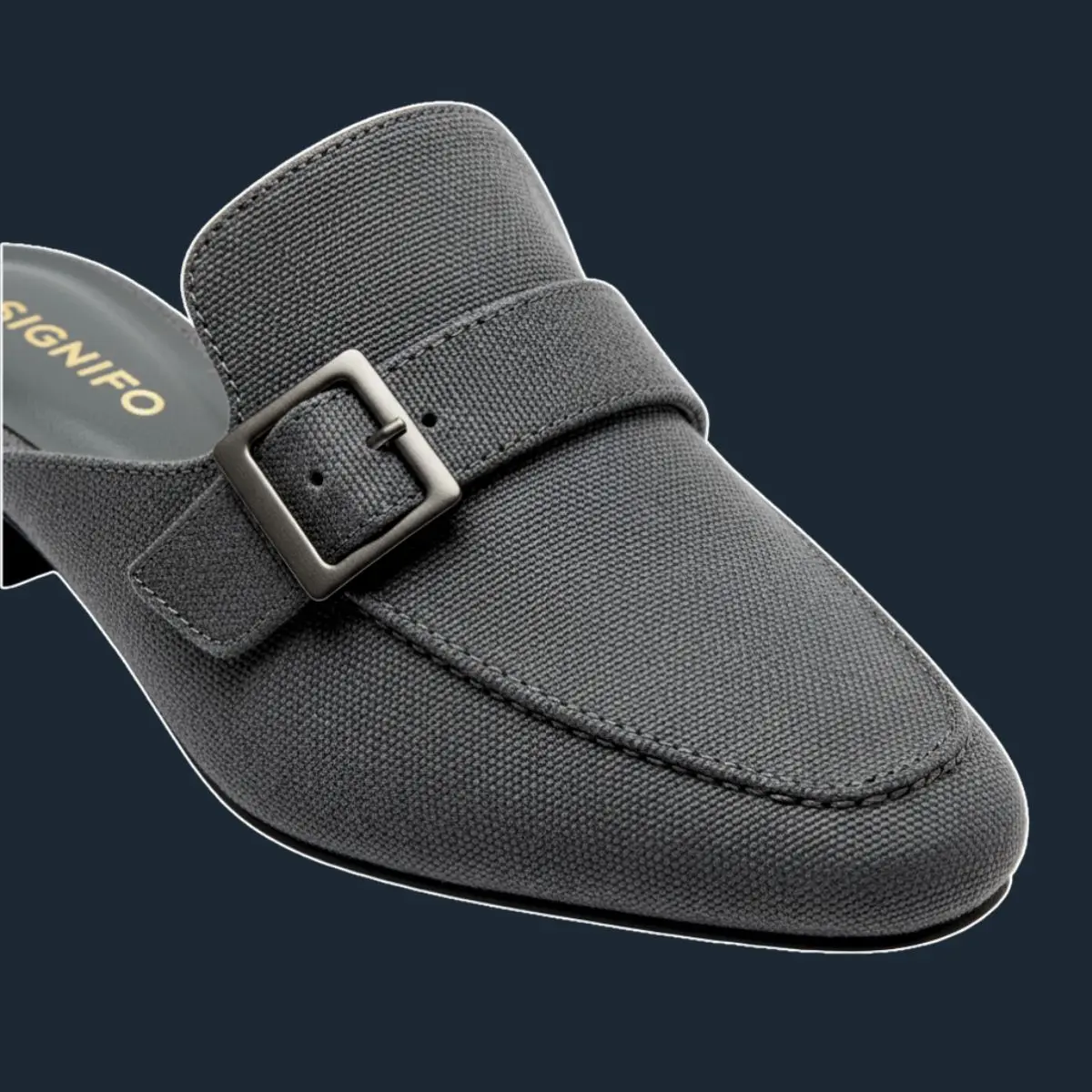 Sepatu mules Silent Stride abu arang dengan detail metalik.