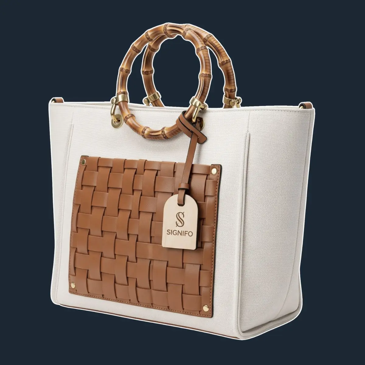 Tote off-white dengan pegangan bambu dan saku anyaman.