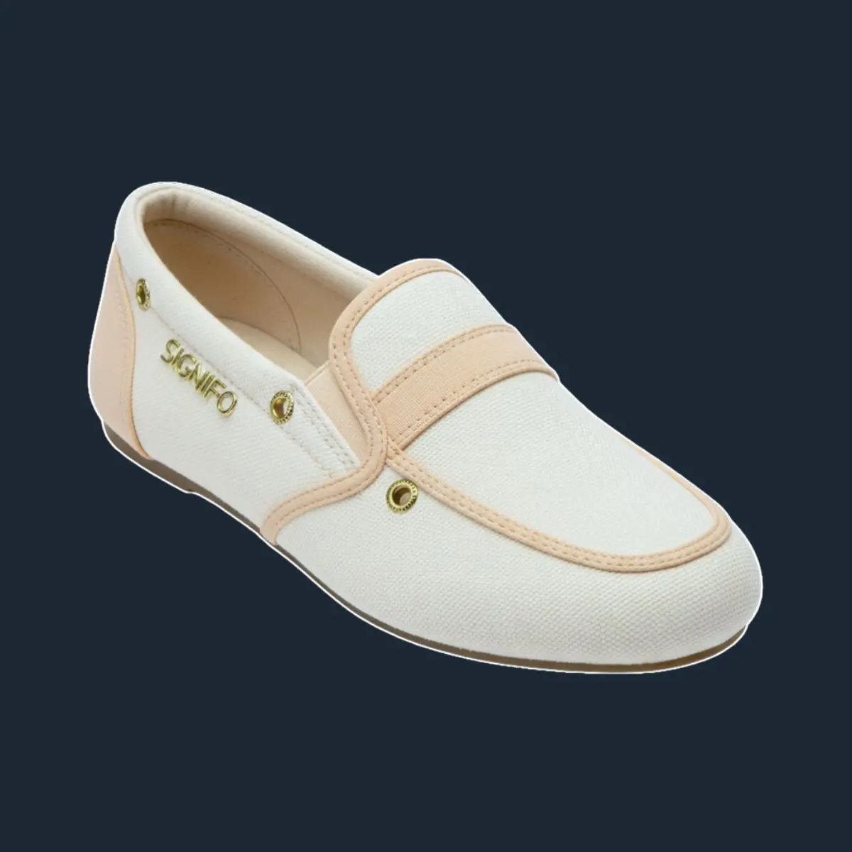 Slip-on off-white dengan trim merah muda lembut.