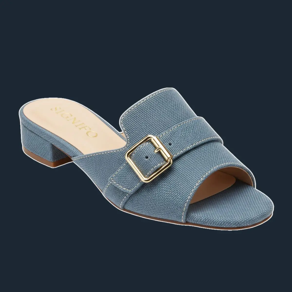 Sandal mules tumit blok biru keabu-abuan dengan gesper persegi emas.