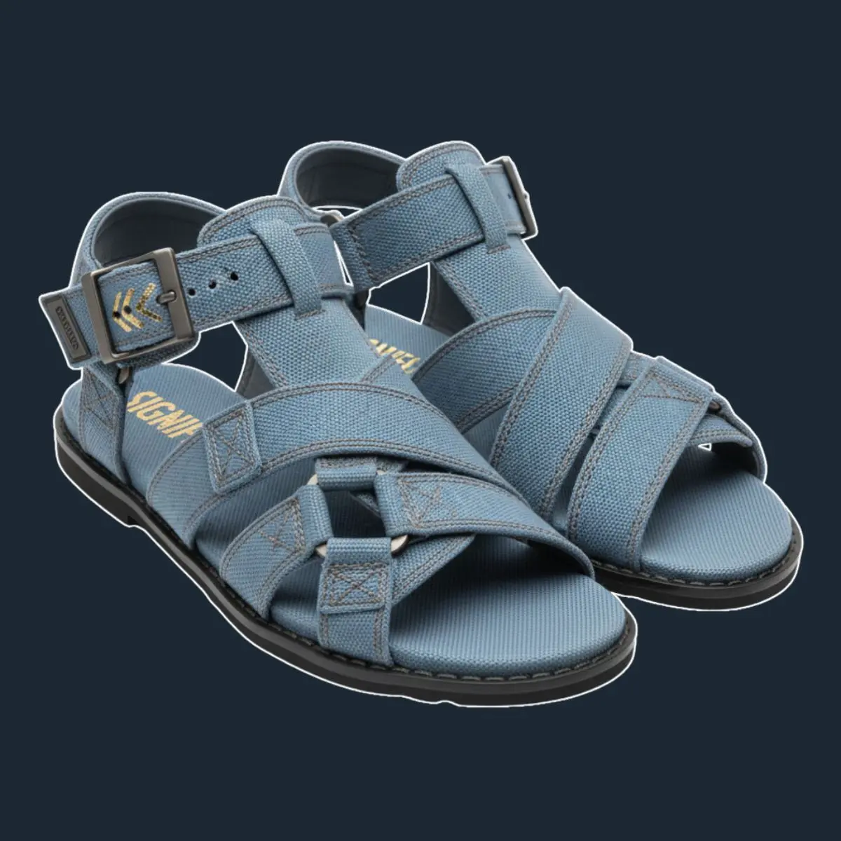 Sandal gladiator biru keabu-abuan dengan tali kanvas silang dan gesper gelap.