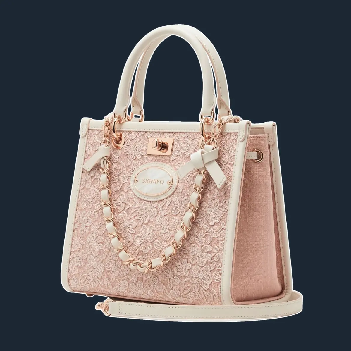 Tas tangan peach pink dengan renda, trim krem, dan rantai emas.