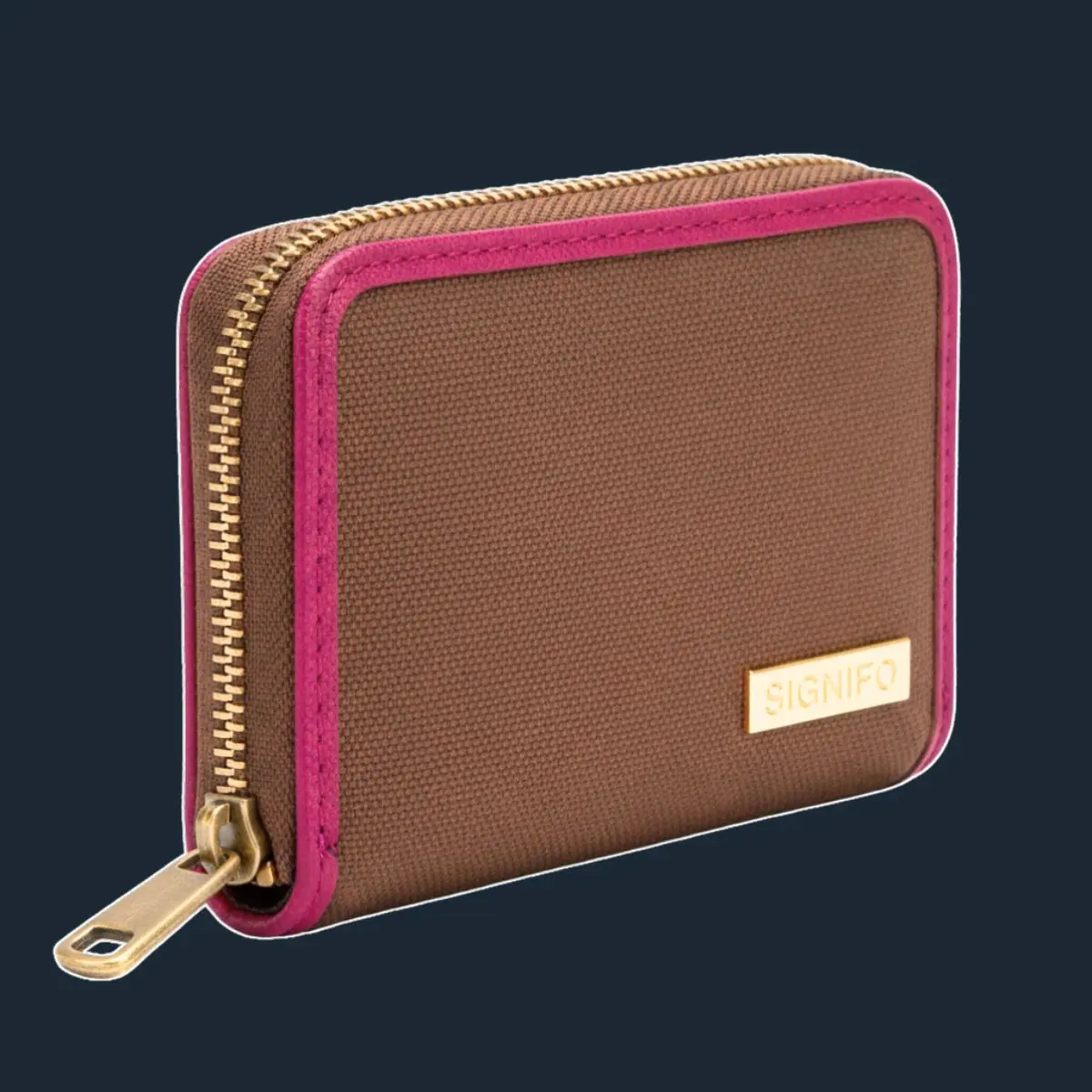 Dompet resleting cinnamon brown dengan trim fuchsia dan ritsleting emas.