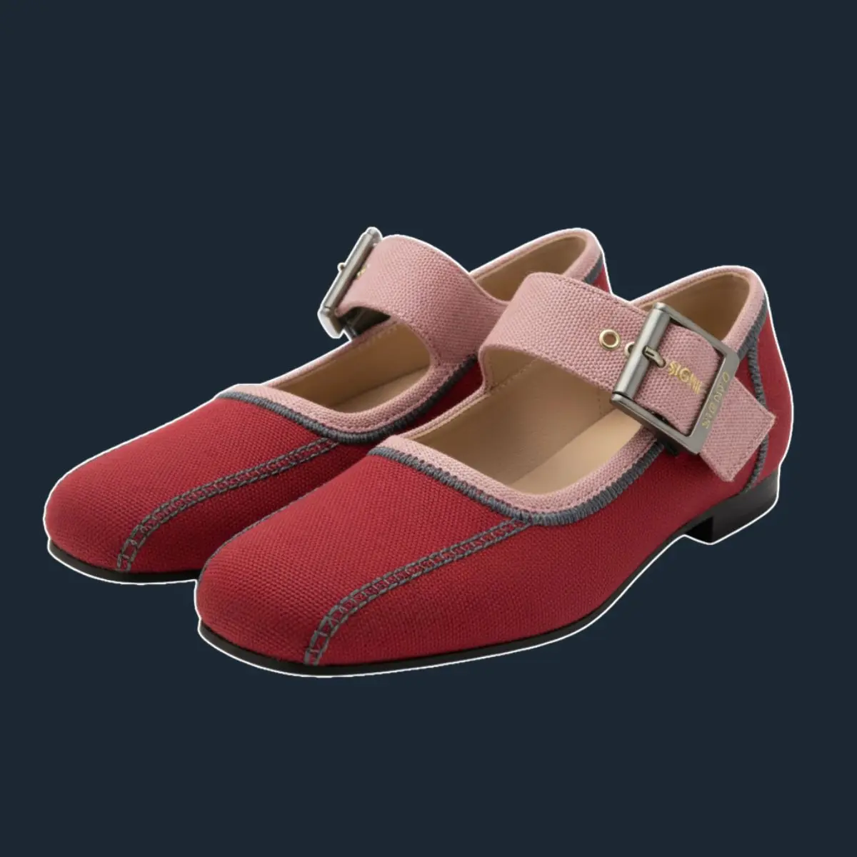 Sepasang flat Mary Jane Signifo merah dengan tali merah muda.