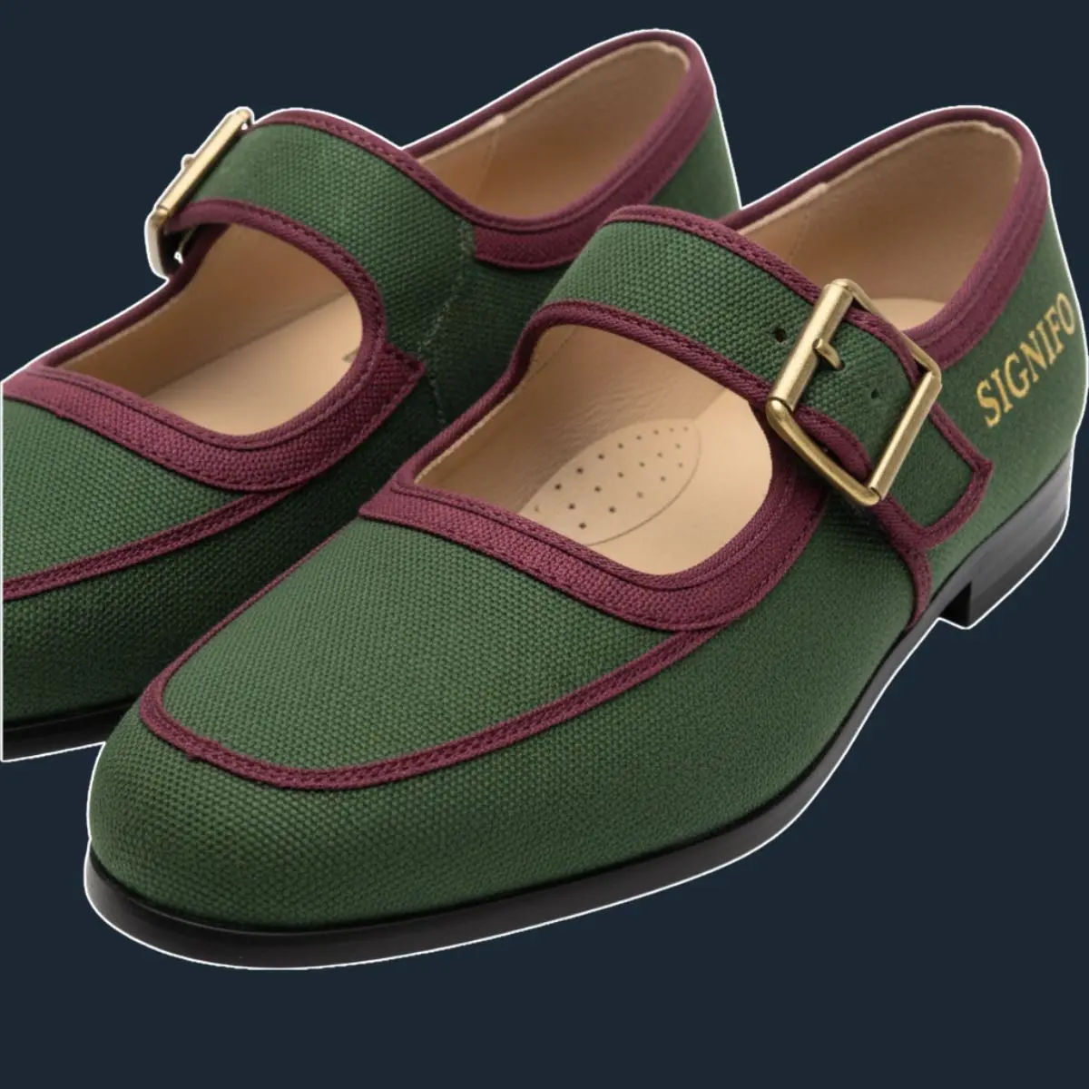 Sepatu Mary Jane forest green dengan trim merah anggur dan gesper emas.