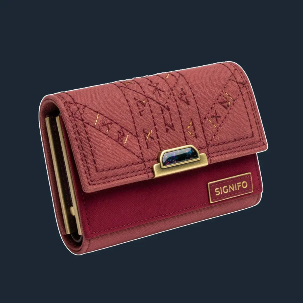 Dompet lipat SIGNIFO marsala dengan pola emas dan gesper logam berornamen.