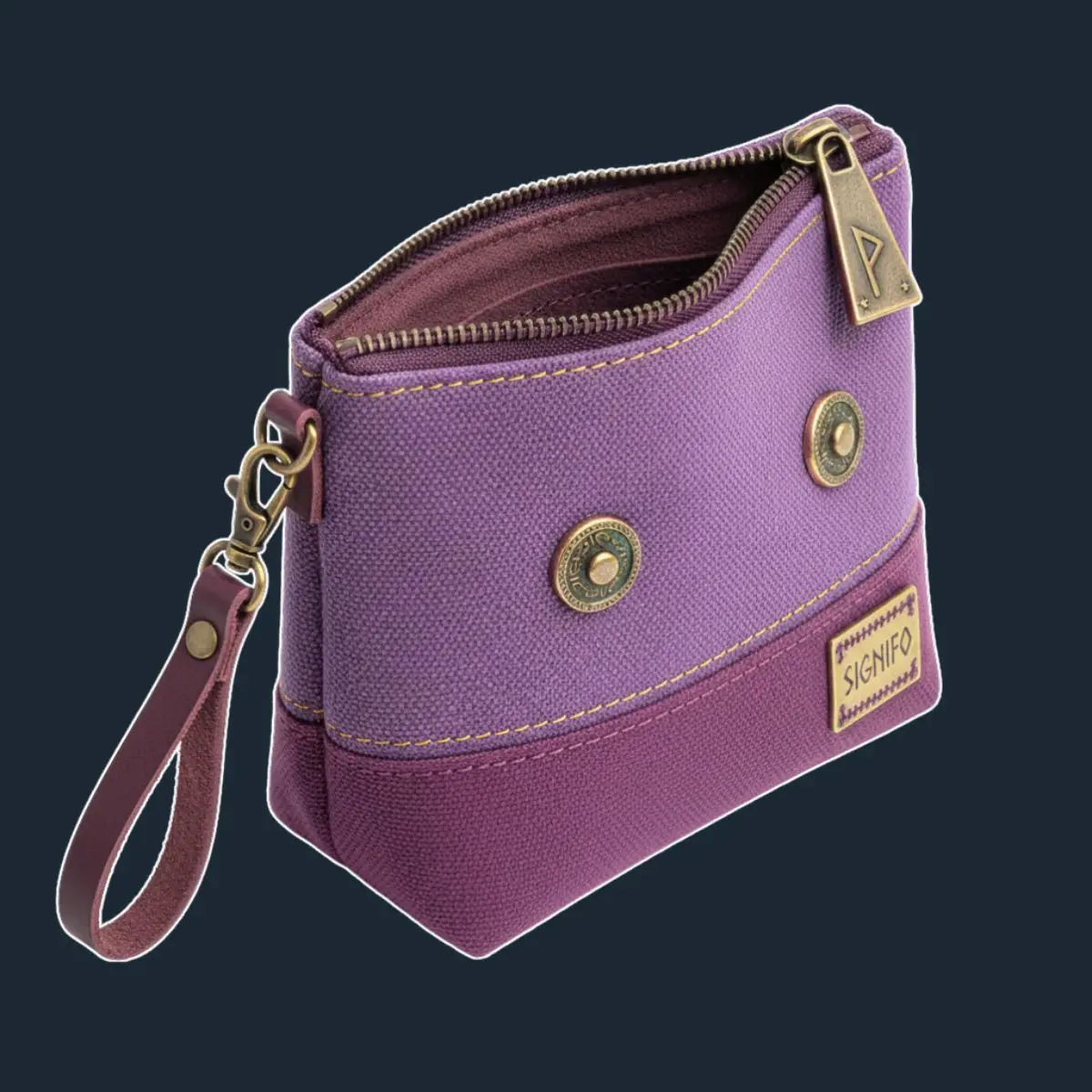 Dompet koin lavender dengan kancing kuningan dan ritsleting.