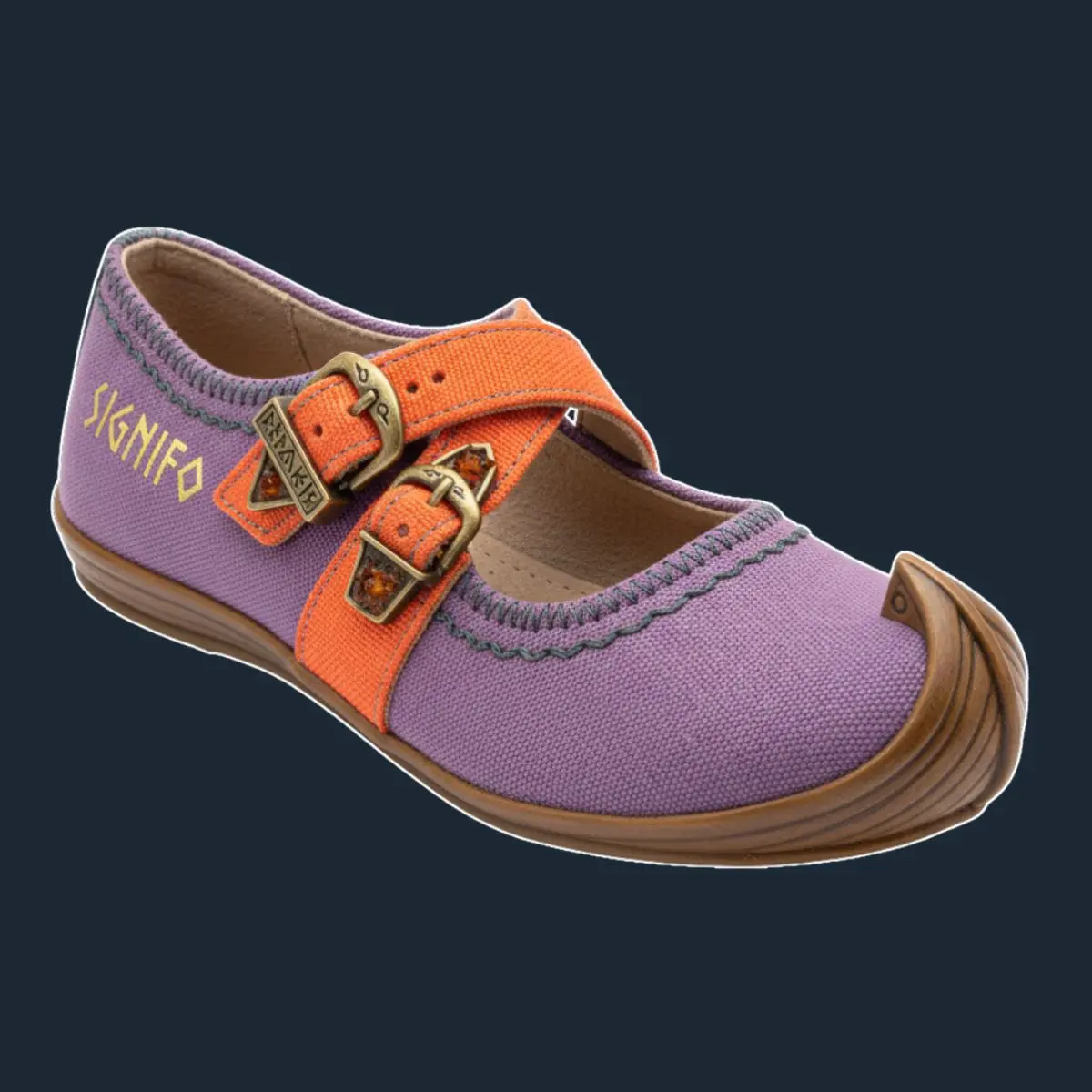 Sepatu Mary Jane lavender dengan tali oranye dan gesper.