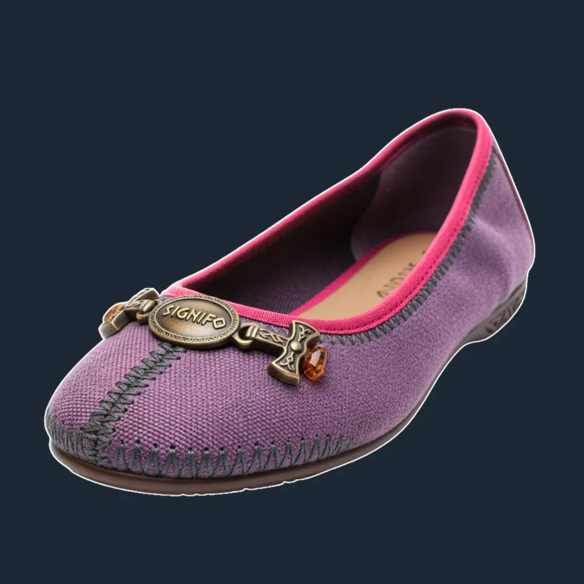 Sepatu flat lavender dengan perangkat keras keling Norse.