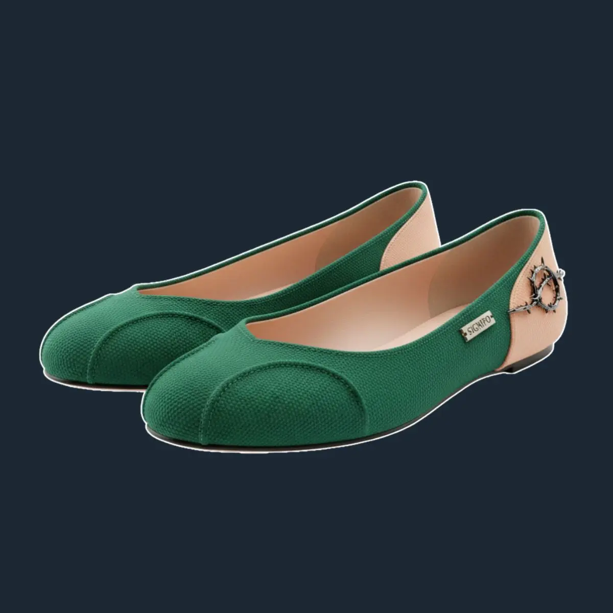 Sepasang sepatu flat balet Signifo hijau gelap-krem dengan detail hiasan duri di bagian tumit.