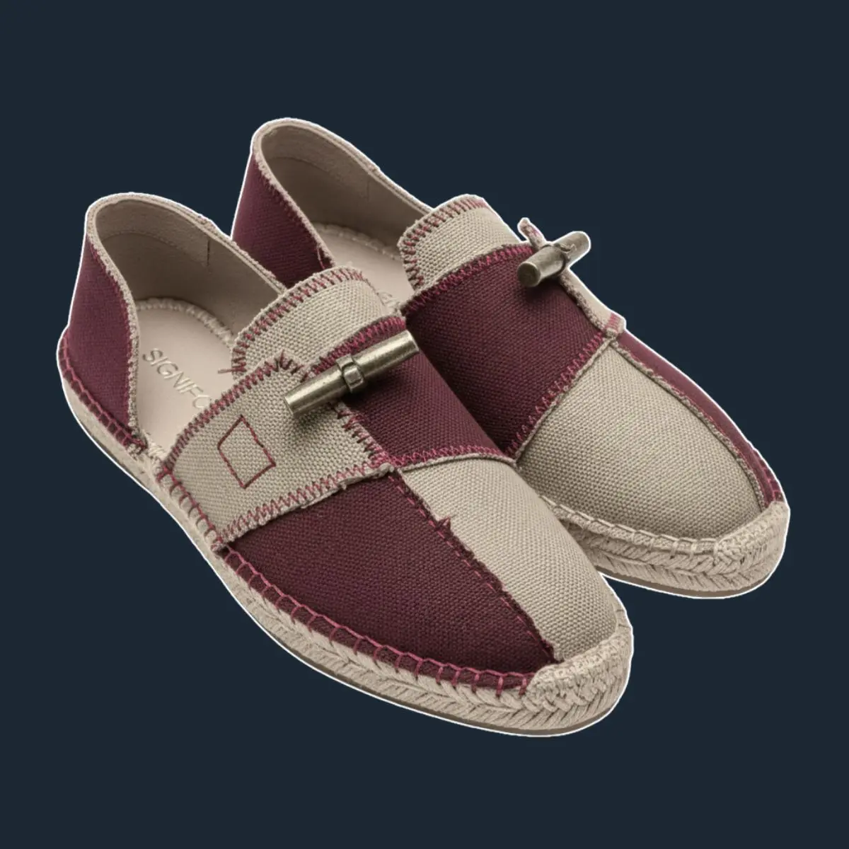 Sepasang *espadrilles* Signifo merah marun-*beige* dengan detail *toggle* logam.