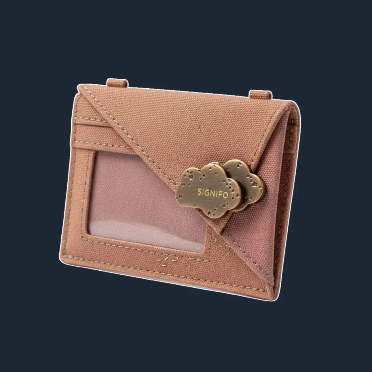 Dompet ID Copper Blush dengan tutup amplop dan gesper awan.