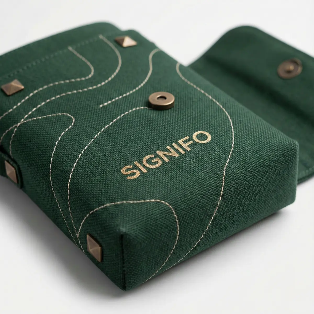 Dompet Signifo hijau gelap berbentuk kotak dengan jahitan garis berlekuk, kancing snap, dan kancing stud piramida